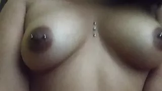 Le botan las tetas al cabalgar mi verga