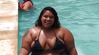 Gorda Imensa E Deliciosa Saindo Da Piscina Bbw
