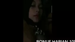 jilbab hitam keenakan di kenyot susunya