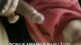 sedap sekali jilbab pink menikmati nyepongnya