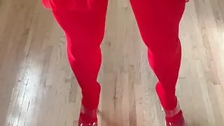 Sperma in roten Strumpfhosen, Strümpfen und Absätzen