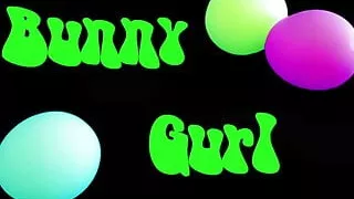 Sissy-Girl mit Hasenohren liebt es, Schwänze in Strumpfhosen zu lutschen