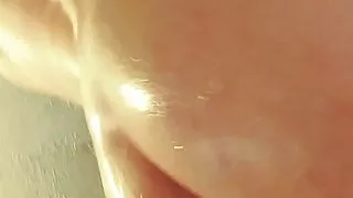 Bi Kerl rasiert schüttelnden Arsch