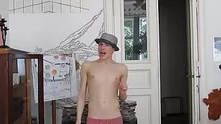 Twink ist immer hungrig nach rohem Schwanz