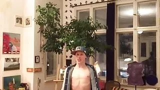 Twink ist immer hungrig nach rohem Schwanz