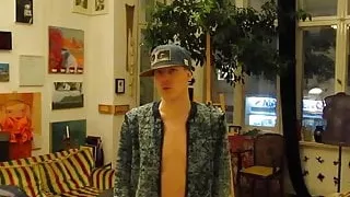 Twink ist immer hungrig nach rohem Schwanz