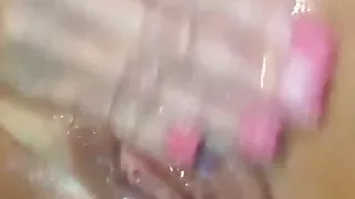 Jersey Mature Hotwife Leeann massiert Kokosnussöl auf Muschi