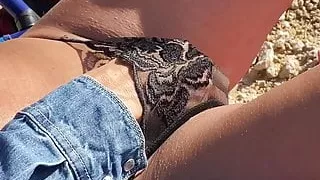 Tocandose en la playa