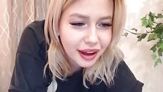 Blonde Chick Fucks Her Pussy on Cam