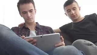 Feet worshipping twinks jerk their dicks