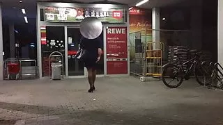 Crossdresser spielt mit Dildo in der Öffentlichkeit