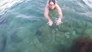 Public Blowjob beim Schwimmen!