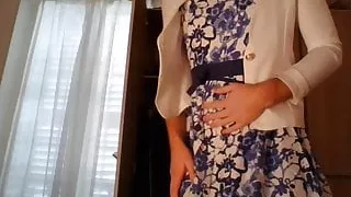 Amateur Crossdresser trägt ein süßes Sekretärinnen-Blumenkleid