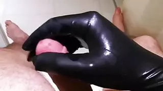 Schönes Sperma mit schwarzen Latexhandschuhen