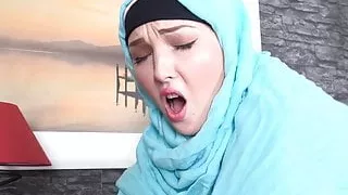 Crazy blue eyes slut do a lovely blowjob