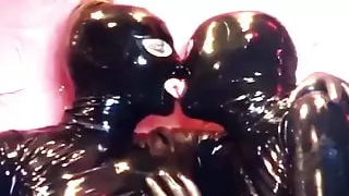 kiss in latex
