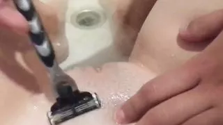 Step Mom teaches her daughter how to shave her pussy