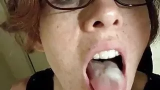 FREE - Mathilde avale du sperme et montre ses boobs