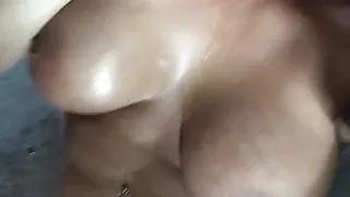 Heiße MILF im Bad zeigt Titten