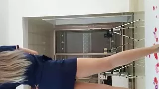 Anna balla e mostra le sue gambe favolose in collant chiari