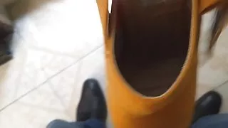 Tacones amarillos de Vale