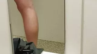 In der Öffentlichkeit auf den Spiegel spritzen, in der Umkleidekabine eines Geschäfts