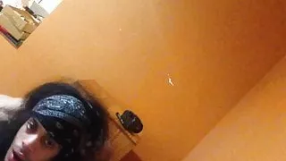 eine dumme Sklavin für den großen Schwanz weißer männlicher Doms