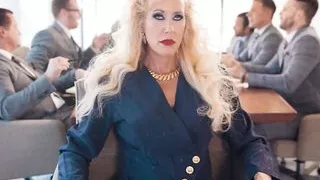 GIRLCORE Brandi Love räumt den Sitzungssaal, um MILF zu ficken