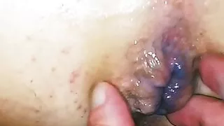 MrC bewundert sein warmes Sperma, das aus dem Arsch der Transe tropft