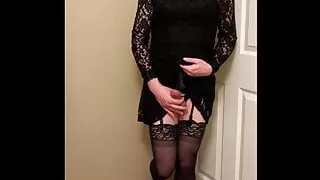 Wichsen und Sperma in meinem schwarzen Kleid und Dessous