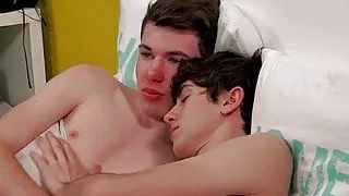 Zwei köstliche Twinks in einer brennenden Leidenschaft