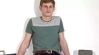 Britischer Amateur-Twink stippt nach einem Interview und wichst sich einen
