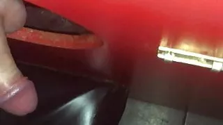 Mit einem Schwanz am Gloryhole spielen