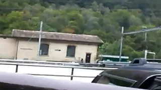 Junge Nutte fickt Outdoor!