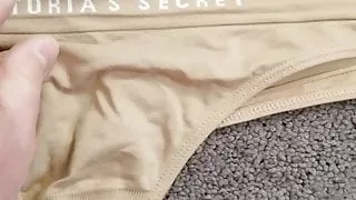 Sperma auf College Slut Höschen