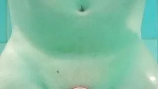 Stiff cock gets water depths in swimming pool