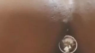 Jadore baiser comme une chienne avec un plug dans le cul