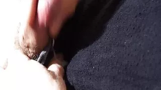 erstes Sperma auf schwarzem Wollkleid