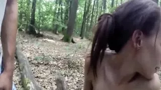 Il amene sa femme se faire baiser dans le sous bois