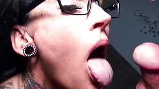 Deutsche Amateur Milf Privat Blowjob mit Sperma schlucken pov