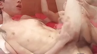 Latino-Twinks küssen sich vor Bareback-Sex