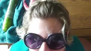 Gozando nos peitos da fofa.