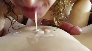 Troia adolescente succhia e sega il cazzo, poi pulisce tutto