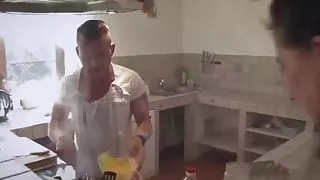 geile Milf sau bumst gegen Mittagessen