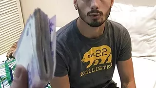 Junger Amateur Latino bezahlt Bargeld Ficken von Porno Filmemacher