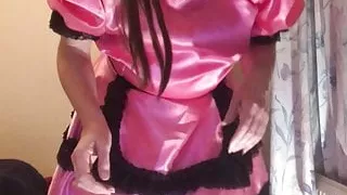 Sissy Joanna, das Dienstmädchen, tritt für Miss Jennifer auf