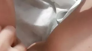 Novinha branquinha passando a mao na buceta