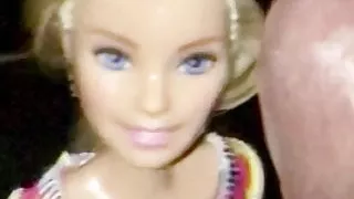 Er reibt seinen Schwanz über Barbies Gesicht.