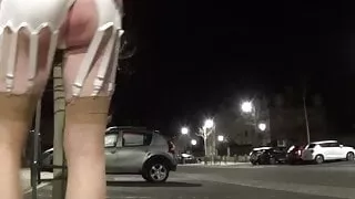 Transvestit Sissy geht durch die Stadt in der Nacht und Dildos