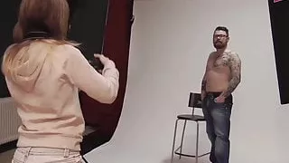 Deutsches Fotogirl verführt Model beim Shooting